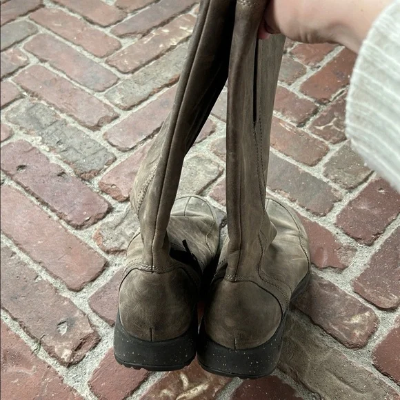 Teva Capistrano Brown Leather Boots - Picture 10 of 10